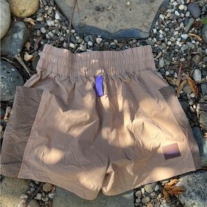 Lululemon hiking woven shorts size 4